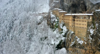 Sümela Manastırı beyaz örtüsüyle görüntülendi