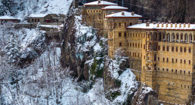 Sümela Manastırı beyaza büründü