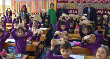 Ahşaptan yaptığı oyuncaklarla çocukları sevindiriyor 