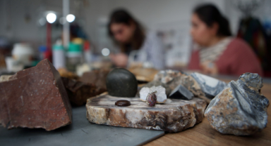 Araziden toplanan taşlar usta ellerde takıya dönüşüyor 