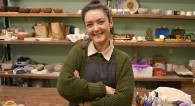 Devlet desteğiyle açtığı seramik atölyesinde hem üretiyor hem satış yapıyor