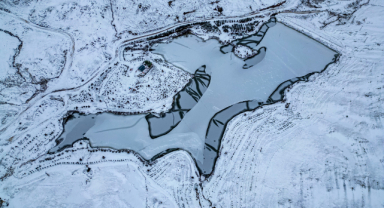 Donan gölet hayran bırakan kış tablosuna dönüştü 