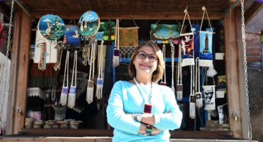 Geleneksel el sanatını ilmek ilmek dokuyarak yaşatıyor