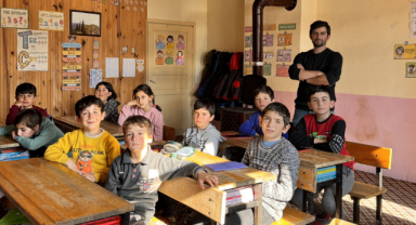 Mezun olduğu köy okulunda öğretmen olmanın mutluluğunu yaşıyor