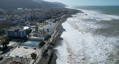 Karadeniz’de dev dalgalar yola taştı