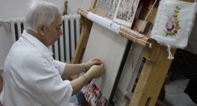 230 bin ilmek atarak dokuduğu halısına 100 bin lira değer biçti   