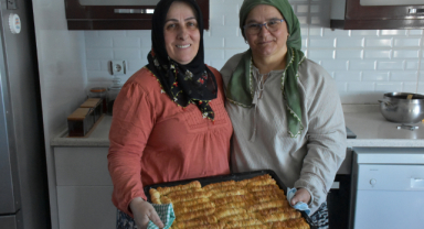 Bayrama özel imece usulü hazırlanan tatlı: Fındıklı burma 