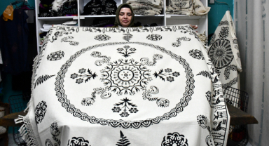 Belgeselden etkilenerek başladığı tahta baskı sanatını meslek edindi