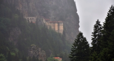 Doğa ve kültür severlerin ilgi odağı Sümela Manastırı oldu 