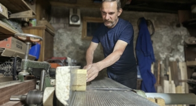 Karadenizliler gözde müzik aletleri kemençeden vazgeçemiyor