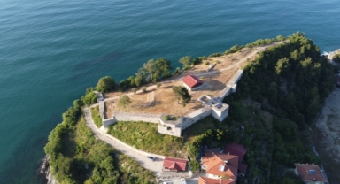 Üç tarafı deniz manzaralı Ginolu Kalesi ziyaretçilerini bekliyor