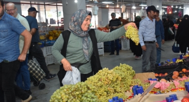 17 yıldır eşiyle pazar tezgahı açarak aile ekonomisine katkı sağlıyor (Foto Galeri