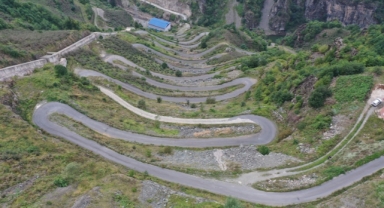 Sürücüler o yol karşısında tedirgin… Dağ yamacında 21 virajlı yol!