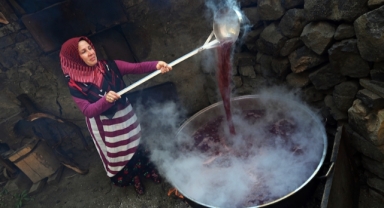 Karadeniz'e özgü kokulu üzümden tatlı ve ekşi pekmez üretiliyor (Foto Galeri) 