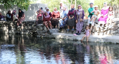 Köylüler Roma döneminden kalma hamamda çamaşır yıkama geleneğini sürdürüyor (Foto Galeri)