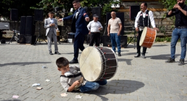 Küçük davulcu, köyündeki düğünlere neşe katıyor (Foto Galeri)