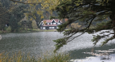 Bolu Gölcük Tabiat Parkı ziyaretçileri hazan mevsiminin renkleri eşliğinde vakit geçiriyor (Foto Galeri)