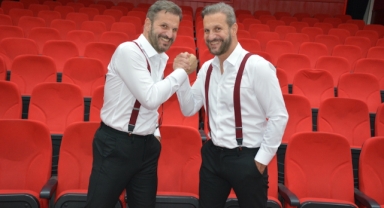 Hayatın her anını paylaşan ikizler yazdıkları oyunda da birlikte rol alıyor (Foto Galeri)