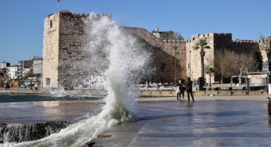 Karadeniz’de fırtına: Metrelerce yükseklikte dalgalar oluştu (Foto Galeri)
