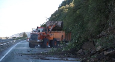 Karadeniz Sahil Yolu'nda heyelan sonrası çalışmalar sürüyor (Foto Galeri) 