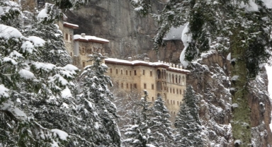 Sümela Manastırı beyaza büründü, ziyaretçilerini kendine hayran bıraktı (Foto Galeri)  