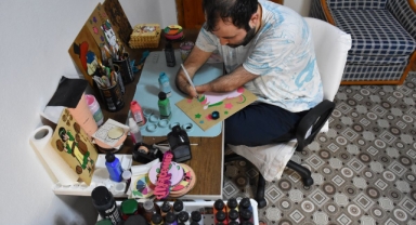 Elleri olmadan yaptığı resimler hayatına renk katıyor (Foto Galeri)