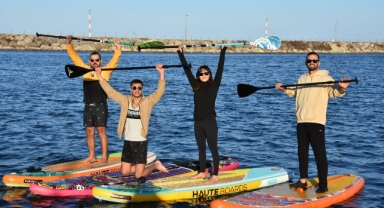 Sağlıkçı çift meslektaşlarıyla Karadeniz'de kürek sörfü yapıyor (Foto Galeri)