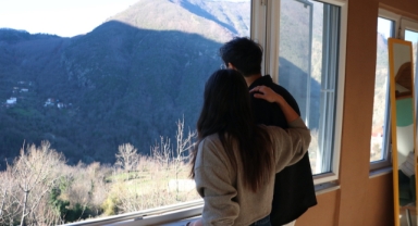 Şehir hayatından sıkılıp köye yerleşen çift sakin yaşamın keyfini çıkarıyor (Foto Galeri)