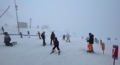 Kar ve sis altında kayak keyfi (Foto Galeri)