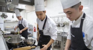 Kırgız genç, çocukluk hayalini gerçekleştirmek için aşçılık eğitimi alıyor (Foto Galeri)