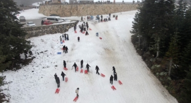Öğrenciler okul stresini Ilgaz Dağı'nda kızakla kayarak attı (Foto Galeri)