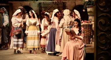 193 yıllık zengin kız fakir oğlan hikayesi ‘Aşk İksiri’ yeniden seyirciyle buluşacak (Foto Galeri)