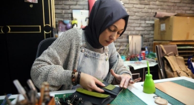 Arkadaşının ısrarıyla başladığı dericilik sanatı işi oldu (Foto Galeri)