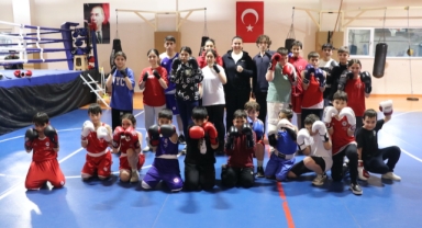Boksta antrenörlüğe geçen Eda Yenilmez, gençleri ringlerle buluşturuyor (Foto Galeri)