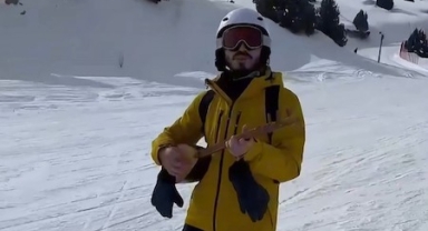 Gümüşhaneli müzik öğretmeni spor ve müzik tutkusunu kayak pistine taşıdı (Foto Galeri)