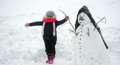 Güzeldere Şelalesi’nde Kar Keyfi: Çocuklar Karda Doyasıya Eğlendi (Foto Galeri)