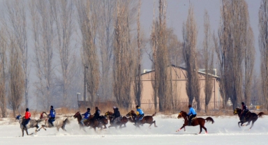 Kar üstündeki at yarışında yürekler ağza geldi (Foto Galeri) 