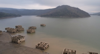 Kızılcapınar Barajı'nda suyun azalmasıyla baraj havzasında ortaya çıkan yapılar havadan görüntülendi (Foto Galeri)