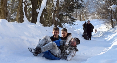 Köyüne kızak pisti yapan muhtar beyaz örtüyü çocuklar için eğlenceye dönüştürdü (Foto Galeri)