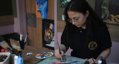 Lise öğrencisi, ilkokulda kapıldığı renklerin büyülü dünyasında 100'e yakın resim yaptı (Foto Galeri)