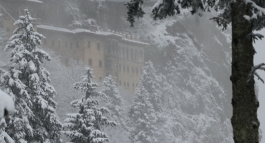 Sümela Manastırı ve Altındere Vadisi beyaz örtüsüyle görüntülendi (Foto Galeri) 