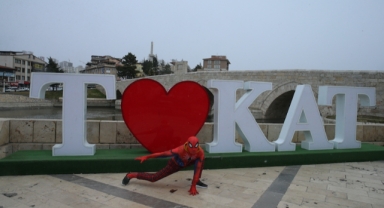 Türkiye'yi dolaşan ‘Örümcek Adam’ Tokatlılarla buluştu (Foto Galeri)