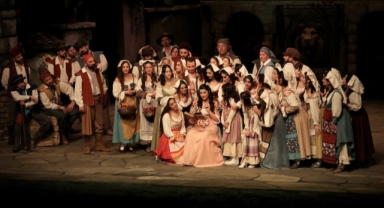 193 yıllık zengin kız fakir oğlan hikayesi ‘Aşk İksiri’ prömiyer yaptı (Foto Galeri)