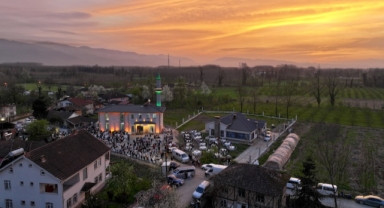 Depremde hasar gören cami yeniden yaptırılarak ibadete açıldı (Foto Galeri)