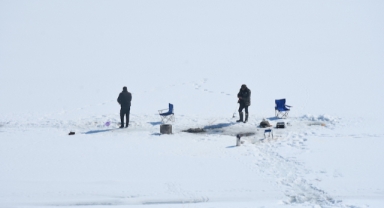 Gümüşhane'de buz tutan baraj gölü balık tutkunlarını buluşturdu (Foto Galeri)