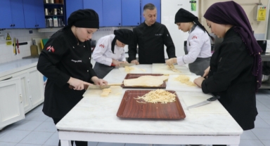 Kız meslek lisesi öğrencileri ramazan kolisi için erişte kesti, kıyafet dikti (Foto Galeri)
