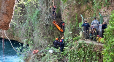 Manzara izlerken 15 metreden düştü, film gibi operasyonla kurtarıldı (Foto Galeri) 