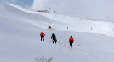 Meteoroloji ekipleri, veri istasyonlarına ulaşmak için kar ve soğukta dağları, tepeleri aşıyor (Foto Galeri)