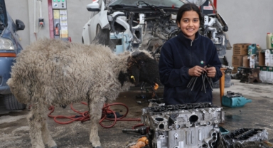 14 yaşındaki Nehir ustanın yeni mesai arkadaşı müşterisinin hediye ettiği kuzu oldu (Foto Galeri) 