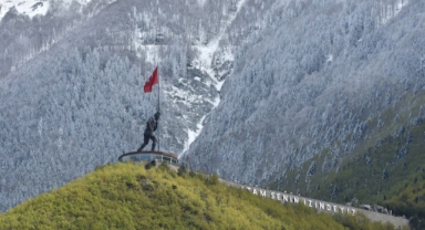Artvin nisanda yağan karla beyaza büründü (Foto Galeri)